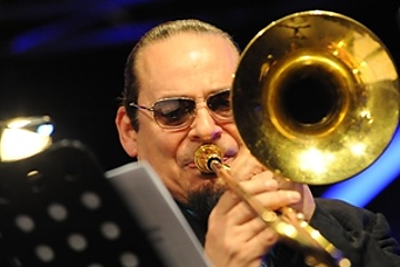 Trombonista a mušlista Steve Turre !!!