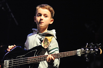 Aron Hodek: 8-ročný basgitarový fenomén !!!