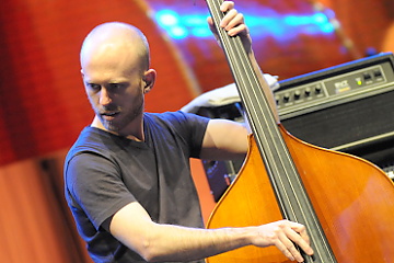 Basgitarista a kontrabasista Matt Brewer !!!